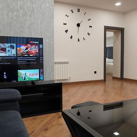 Lovely, Newly Remodeled Apartment In Yerevan! Exterior photo