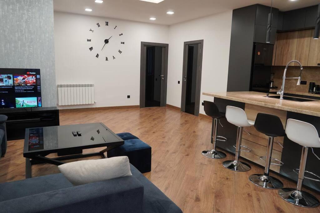 Lovely, Newly Remodeled Apartment In Yerevan! Exterior photo