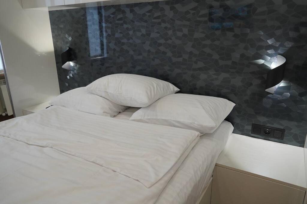 Lovely, Newly Remodeled Apartment In Yerevan! Exterior photo